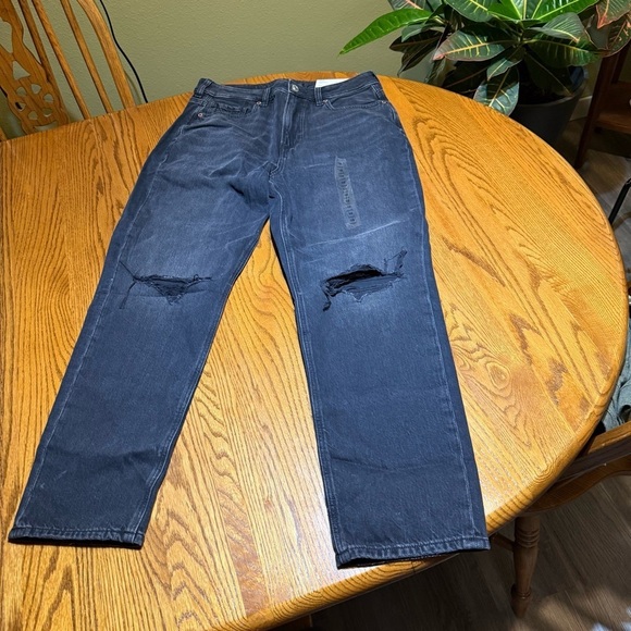 American Eagle Mom Jean Distressed Knee Size 10 Short - Picture 1 of 7